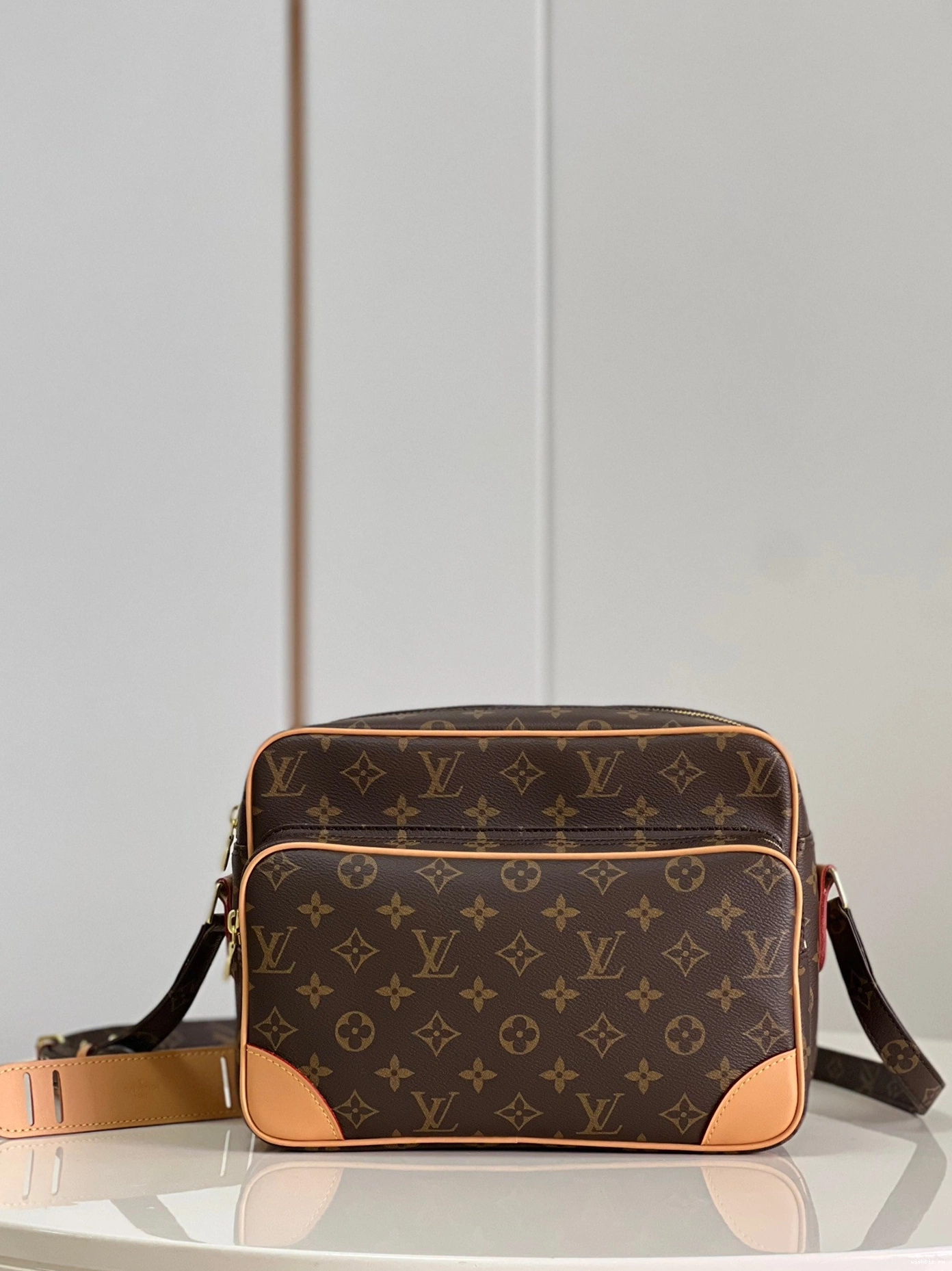 WIS VUITTON LOUIS MESSENGER 1006